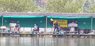 폭포낚시터 유료낚시터 > 폭포낚시터에는 고래가 나온다!!! : 낚시사랑