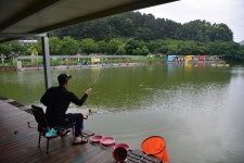 금광호수낚시터 유료낚시터 > 금광호수낚시터입니다.52cm이벤트당첨.조황정보 : 낚시사랑