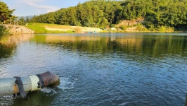 용담낚시터 유료낚시터 > 계곡지 얼음장 새물 유입이 콸콸콸~ : 낚시사랑
