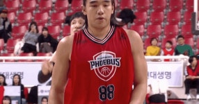 경기 도중 서로 사과하는 듯한 허일영&김준일.gif - NBA Mania