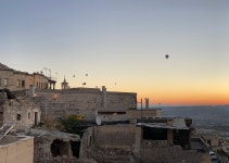 Perfect place to stay and explore the area. Great view for watching the baloons. - Review of Aurora Cave Hotel, Uchisar, Turkiye... 