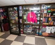 Gift Shop at the Howard Johnson Hotel - Newark Airport - 하워드 존슨 뉴어크 에어포트의 이미지 - 트립어드바이저