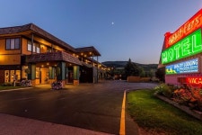 The iconic neon sign saying hello to the moon as it rises over the Rabbit Ears Motel and Howelse - 래빗 이어스 모텔, 스팀보트... 