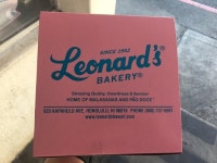 The iconic pink box - Leonards Bakery, 오아후 사진 - 트립어드바이저