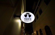 Nuestro logo en el pasillo te dice que ya estás en el puerto cervecero!  - El Puerto Cervecero, 보고타 사진 - 트립어드바이저