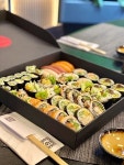 California gold z tuńczykiem tataki w śtodku i tuńczykiem na wierzchu - Sakana Sushi and Sticks, 바르샤바 사진...