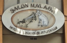 마벨르살롱(MABELLE SALON) | Logo of Salon Malaga above front entrance. - Salon Malaga, 메데인 사진 - 트립어드바이저