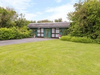 WOODSIDE LODGE, single-storey accommodation, woodburner, near Oughterard, Ref UPDATED 2022 - Tripadvisor - Oughterard Vacation Rental