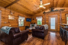 Big Buck Log Vacation Cabin Has Wi-Fi and Central Heating - UPDATED 2021 - Tripadvisor - Nashville Vacation Rental