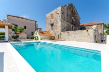 House Mia UPDATED 2023: 2 Bedroom House Rental in Donji Seget with Grill and Wi-Fi - Tripadvisor