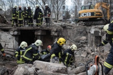 PICS: Rescuers Sift Rubble of Shattered Town Abandoned by Russians