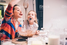 크레이지 리틀 베이커 아이에 대한 스톡 사진 및 기타 이미지 | iStock Two cute little girls are baking muffins in a kitchen at... 