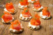 훈제 송어 블리니 목재 위 의사협회 블리니에 대한 스톡 사진 및 기타 이미지 | iStock Smoked Trout Canapes with dill and... 