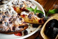 뽕나무 열매와 달콤한 비스킷 파이 멀베리에 대한 스톡 사진 및 기타 이미지 - iStock Sweet biscuit pie with mulberry berries... 