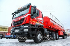 이베코 금액 6339 Trakker 천연가스에 대한 스톡 사진 및... Modern semi-trailer truck IVECO AMT 6339 Trakker is parked at the...