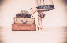여자 입석 옆에 여행 가방 복고풍에 대한 스톡 사진 및 기타 이미지 - iStock Woman standing with her vintage suitcases inside a... 