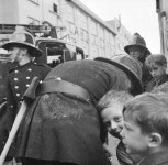 group of children watching them‘, Nigel Henderson, [c.1949–c.1956]‘, Nigel Henderson, [c.1949–c.1956] – Tate Archive | Tate