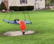 계속 보게되는 그네타는 누나..gif - 뽐뿌:유머/감동 계속 보게되는 그네타는 누나..gif