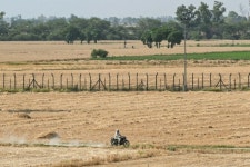 Villagers on Indias border with Pakistan fear war