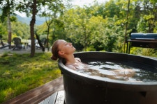 Calling All Cold Plungers! These Are the 5 Biggest Benefits of Ice Baths