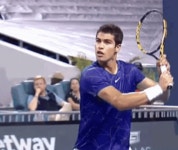 Carlos Alcaraz Backhand Volley GIF - Carlos Alcaraz Backhand Volley Tennis - GIF 탐색 및 공유
