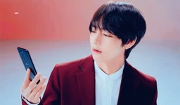 뷔 핸드폰 휴대폰 전화기 김태형 스마트폰 엘지 방탄 방탄소년단 GIF - Kim Taehyung Phone Cell Phone - GIF 탐색 및 공유