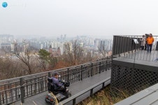 산 정상까지 무장애 나무데크길이 깔려 있다! | 서울시 - 내 손안에 서울 산 정상까지 무장애 나무데크길이 깔려 있다!