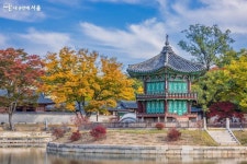 고운 단풍 사이로 빼꼼! 복원 마친 경복궁 향원정 | 서울시 - 내 손안에 서울 고운 단풍 사이로 빼꼼! 복원 마친 경복궁 향원정