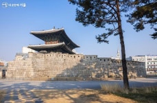 동대문에 두 마리의 용, 혜화문에 봉황이 그려진 이유는? | 서울시 - 내 손안에 서울 동대문에 두 마리의 용, 혜화문에 봉황이 그려진 이유는?