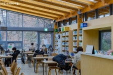 공원 속 책쉼터에 가보니 < 보도자료(상세) < 새소식 | 서울문화포털....... 보도자료(상세) > 도서관인가? 카페인가? 공원 속 책쉼터에 가보니