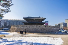 동대문에 두 마리의 용, 혜화문에 봉황이 그려진 이유는? | 서울시 - 내 손안에 서울 동대문에 두 마리의 용, 혜화문에 봉황이 그려진 이유는?