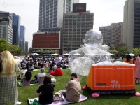 초록 잔디 위, 야외도서관이 열렸다! 책 읽는 서울광장 | 서울시 - 내 손안에 서울