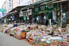 걷는 것만으로도 힐링 되는 곳, 서울약령시장 < 공지사항(상세) < 새소식 | 서울문화포털......  새소식 > 공지사항(상세) > 걷는 것만으로도 힐링... 