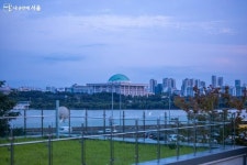 포토존으로 떠오르는 마포새빛문화숲 < 공지사항(상세) < 새소식... 공지사항(상세) > 보랏빛 노을이 매력적! 포토존으로 떠오르는 마포새빛문화숲