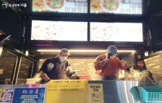 ‘한강달빛야시장’ 이번 주말이 마지막 < 공지사항(상세) < 새소식... 공지사항(상세) > 식을 줄 모르는 인기! ‘한강달빛야시장’ 이번 주말이 마지막