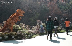 폭포 바라보며 차 한 잔, 쉼이 필요할 땐 홍제천으로! | 서울시 - 내 손안에 서울 폭포 바라보며 차 한 잔, 쉼이 필요할 땐 홍제천으로!