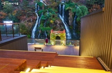 홍제천 한 뼘 더 가까이 즐기기! 수변 테라스카페 탄생 | 서울시 - 내 손안에 서울 홍제천 한 뼘 더 가까이 즐기기! 수변 테라스카페 탄생