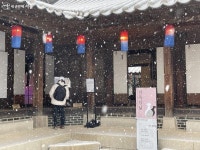 눈 덮인 한옥마을에서 즐기는 전시, 한옥담닮 특별전! < 보도자료(상세)... 보도자료(상세) > 눈 덮인 한옥마을에서 즐기는 전시, 한옥담닮 특별전!