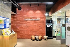 50+ 보람일자리 덕분에! 마을 도서관에서 일합니다 | 서울시 - 내 손안에 서울 50+ 보람일자리 덕분에! 마을 도서관에서 일합니다