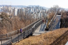 남다르네~ 휠체어·유모차도 쉽게 오르는 영축산 순환산책로 | 서울시 - 내 손안에 서울 남다르네~ 휠체어·유모차도 쉽게 오르는 영축산... 