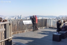 남다르네~ 휠체어·유모차도 쉽게 오르는 영축산 순환산책로 | 서울시... 손안에 서울 남다르네~ 휠체어·유모차도 쉽게 오르는 영축산 순환산책로
