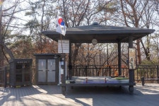 남다르네~ 휠체어·유모차도 쉽게 오르는 영축산 순환산책로 | 서울시 - 내 손안에 서울 남다르네~ 휠체어·유모차도 쉽게 오르는 영축산... 