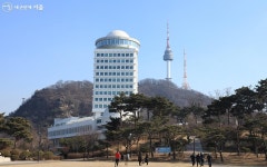 성곽길 따라 오른 남산! 새단장한 팔각안내센터 눈길 | 서울시 - 내 손안에 서울 성곽길 따라 오른 남산! 새단장한 팔각안내센터 눈길
