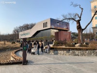 우리 댕댕이 마음껏 뛰어놀 수 있개! 반려견 놀이터 가요 | 서울시 - 내 손안에 서울 우리 댕댕이 마음껏 뛰어놀 수 있개! 반려견 놀이터 가요