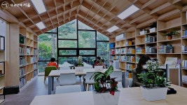 숲에 빠지거나, 책에 빠지거나! 공원 속 봉제산 책쉼터 | 서울시 - 내 손안에 서울 숲에 빠지거나, 책에 빠지거나! 공원 속 봉제산 책쉼터