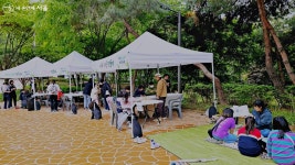 숲에 빠지거나, 책에 빠지거나! 공원 속 봉제산 책쉼터 | 서울시 - 내 손안에 서울 숲에 빠지거나, 책에 빠지거나! 공원 속 봉제산 책쉼터