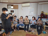 할머니~ 손주 같은 학생들이랑 치매예방하세요 | 서울시 - 내 손안에 서울 할머니~ 손주 같은 학생들이랑 치매예방하세요