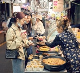 기름떡볶이·엽전도시락…맛있게 소통하는 통인시장 | 서울시 - 내 손안에 서울 기름떡볶이·엽전도시락…맛있게 소통하는 통인시장