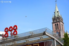 도심 속 더위 피하기에 딱! 문화공간 1898 명동성당 | 서울시 - 내 손안에 서울 도심 속 더위 피하기에 딱! 문화공간 1898 명동성당