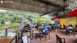 홍제천 수변카페에서 엄마와 행복한 데이트 | 서울시 - 내 손안에 서울 홍제천 수변카페에서 엄마와 행복한 데이트 
